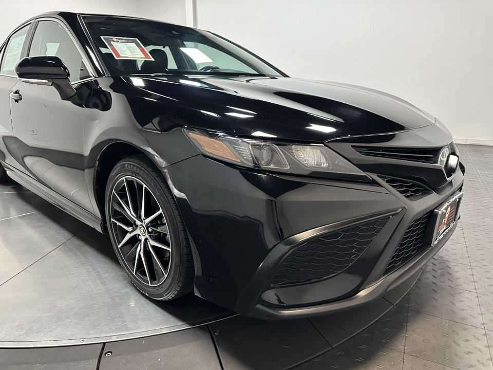 2022 Toyota Camry SE 3