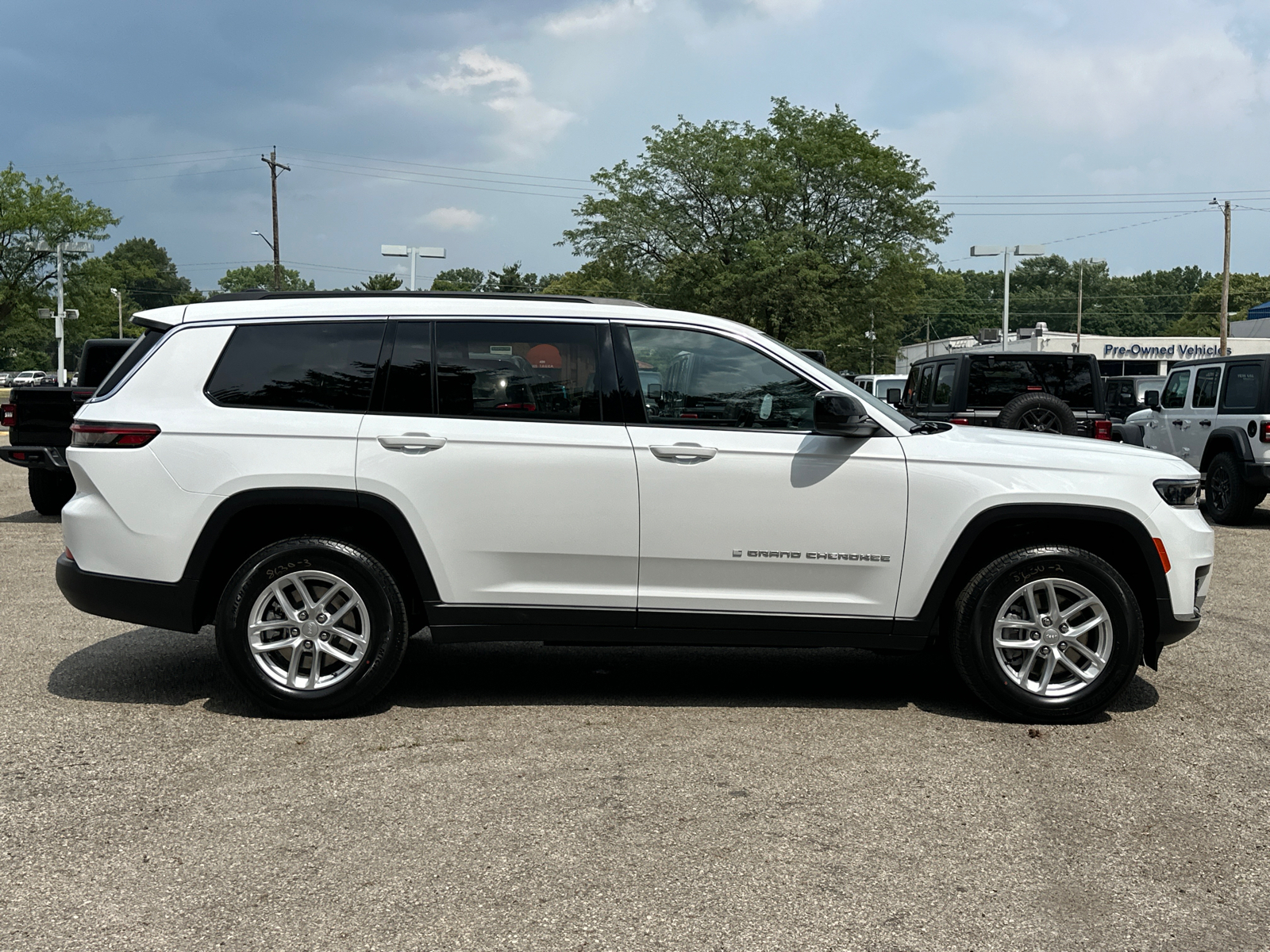 2024 Jeep Grand Cherokee L Laredo 2