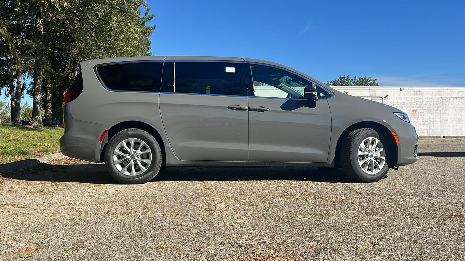 2025 Chrysler Pacifica Select AWD 3