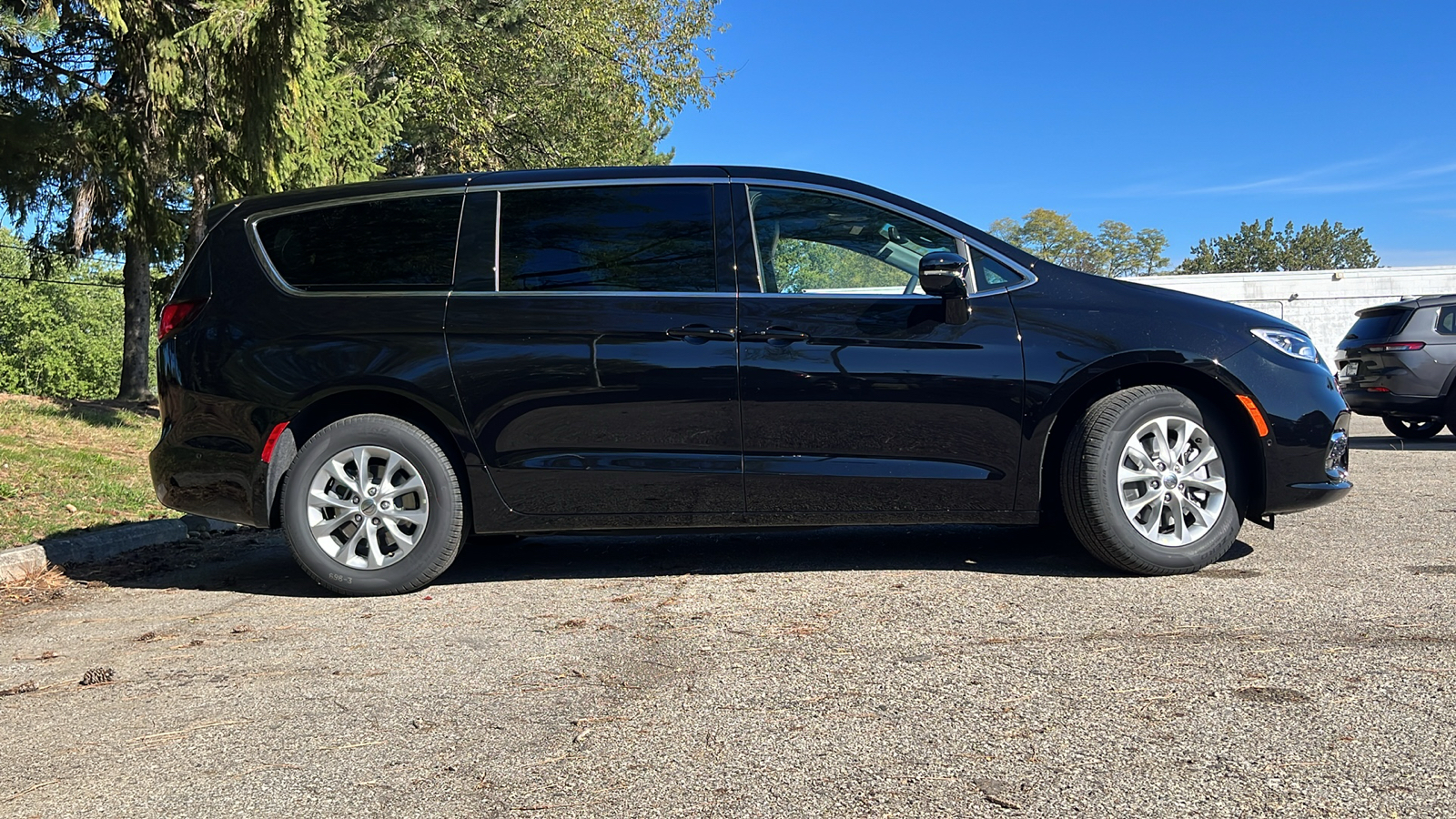 2025 Chrysler Pacifica Select AWD 2