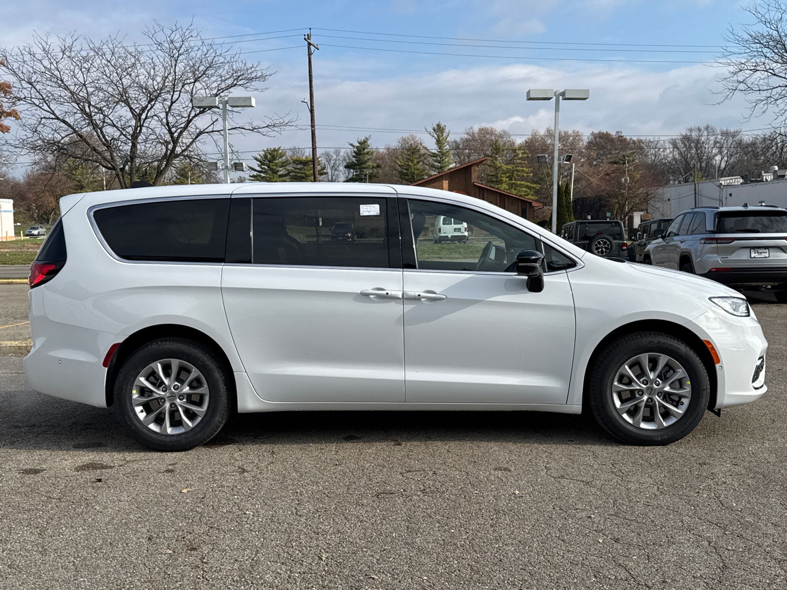 2025 Chrysler Pacifica Select AWD 2