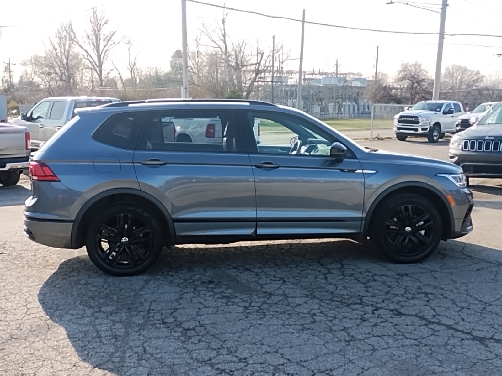 2022 Volkswagen Tiguan 2.0T SE R-Line Black 2