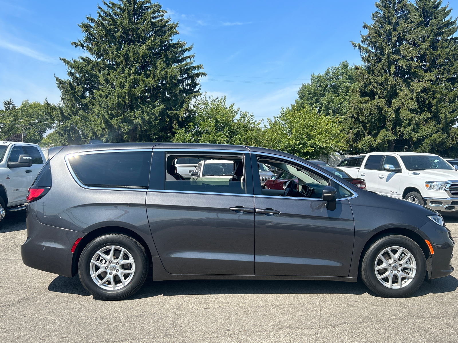 2023 Chrysler Pacifica Touring L 2