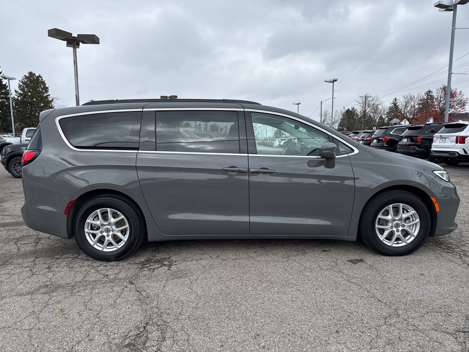 2022 Chrysler Pacifica Touring L 2