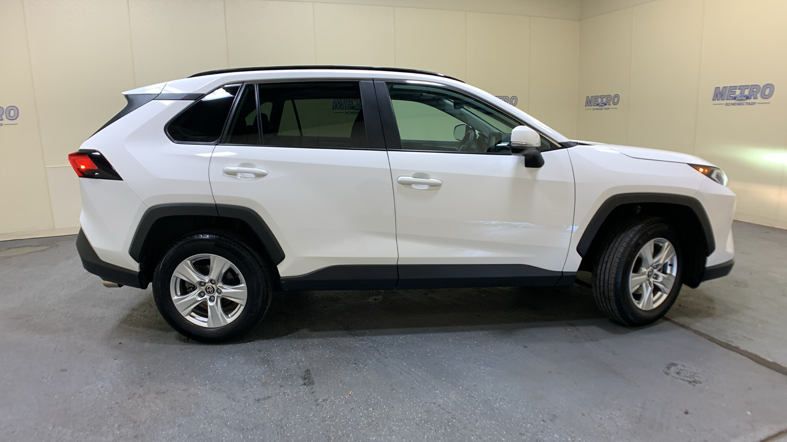 2021 Toyota RAV4 XLE 2