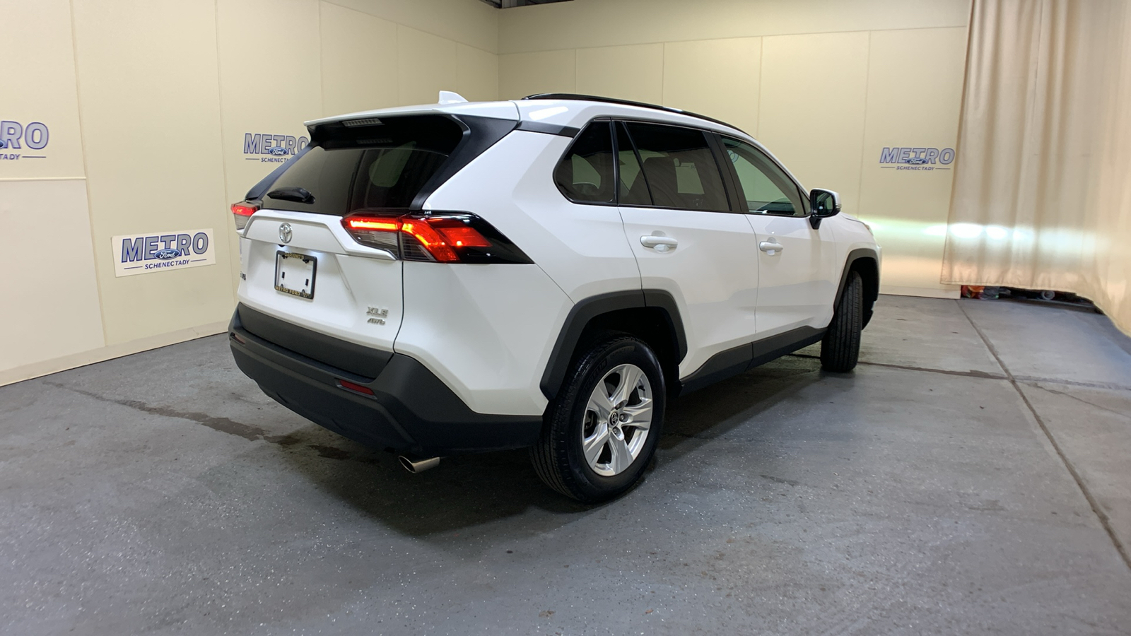 2021 Toyota RAV4 XLE 3