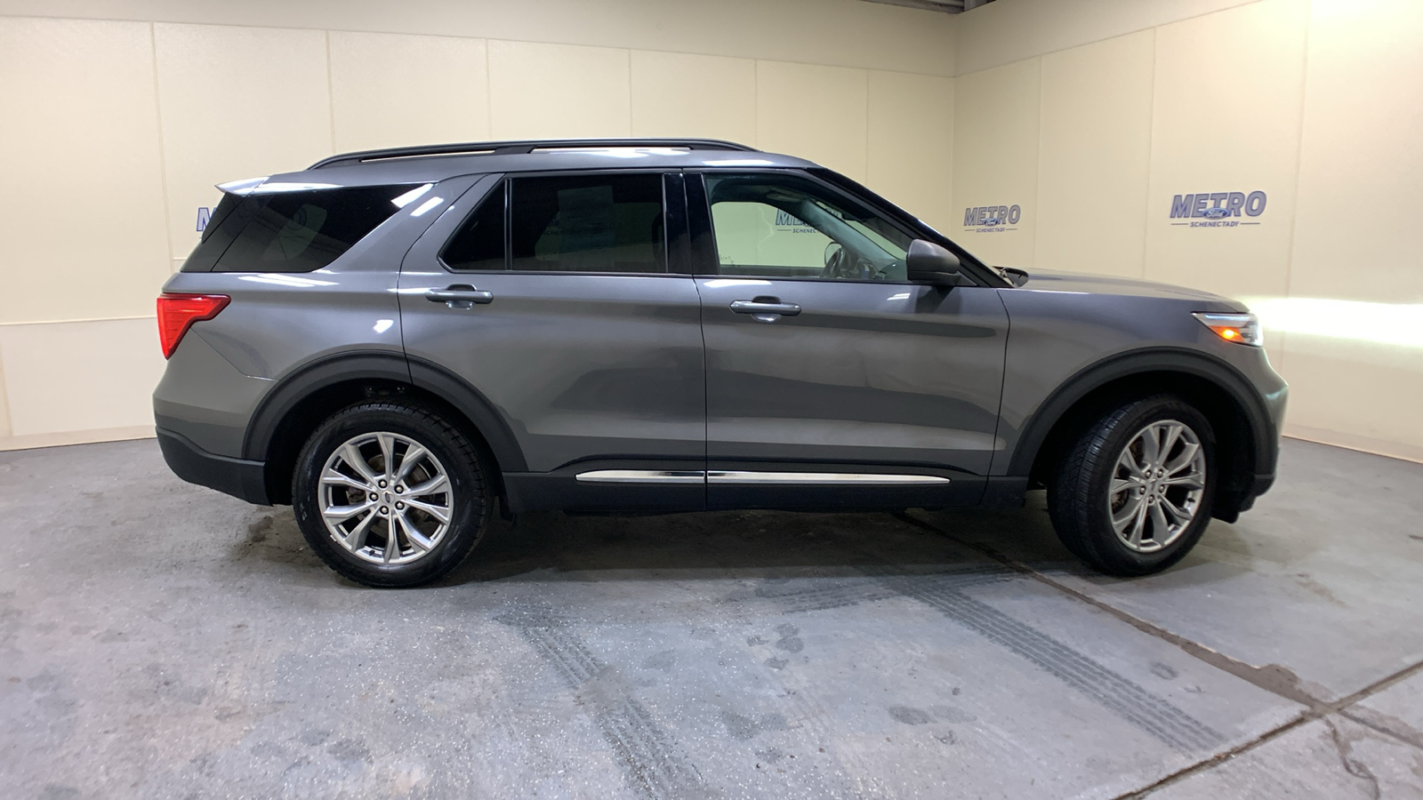 2021 Ford Explorer XLT 2