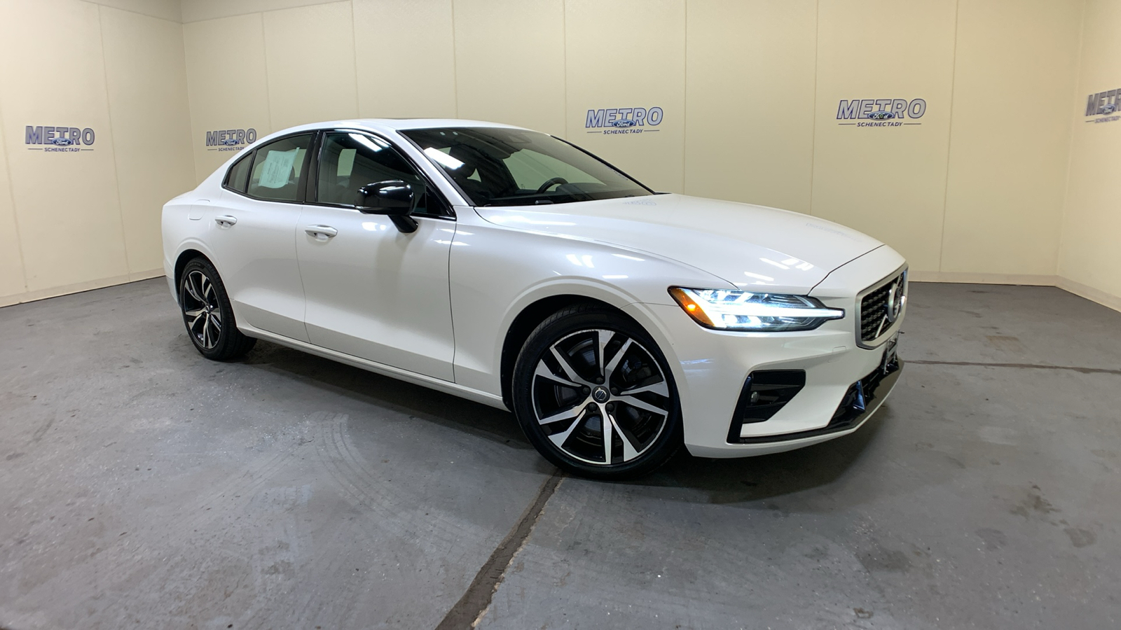 2019 Volvo S60 T6 R-Design 1