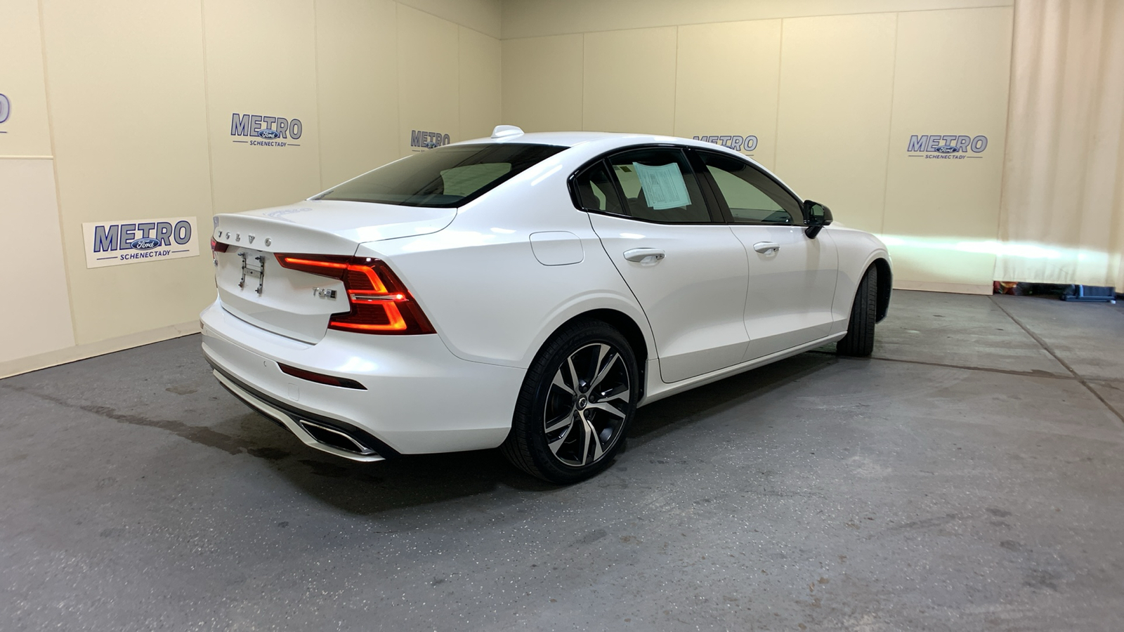 2019 Volvo S60 T6 R-Design 3