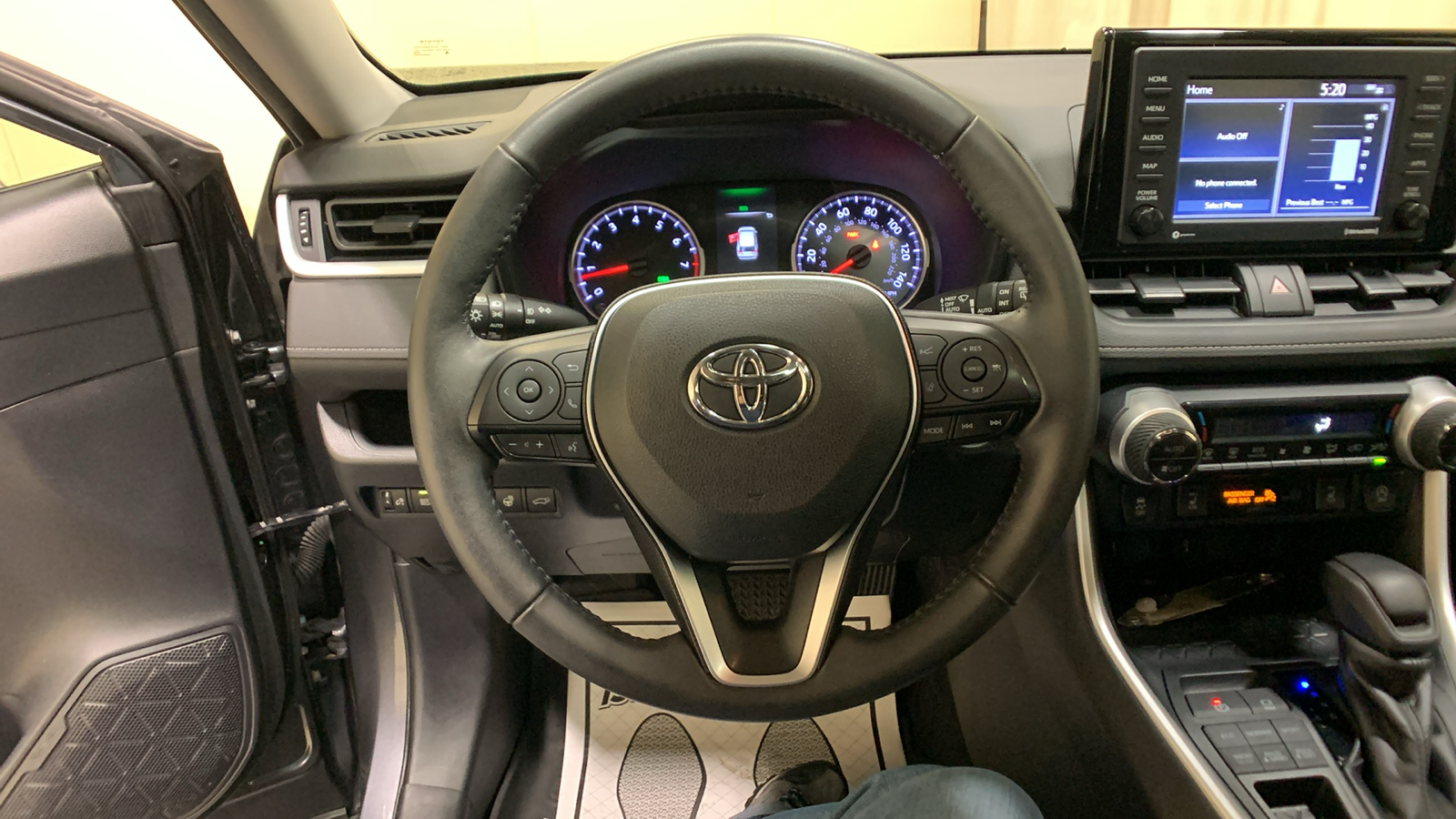 2020 Toyota RAV4 XLE 30