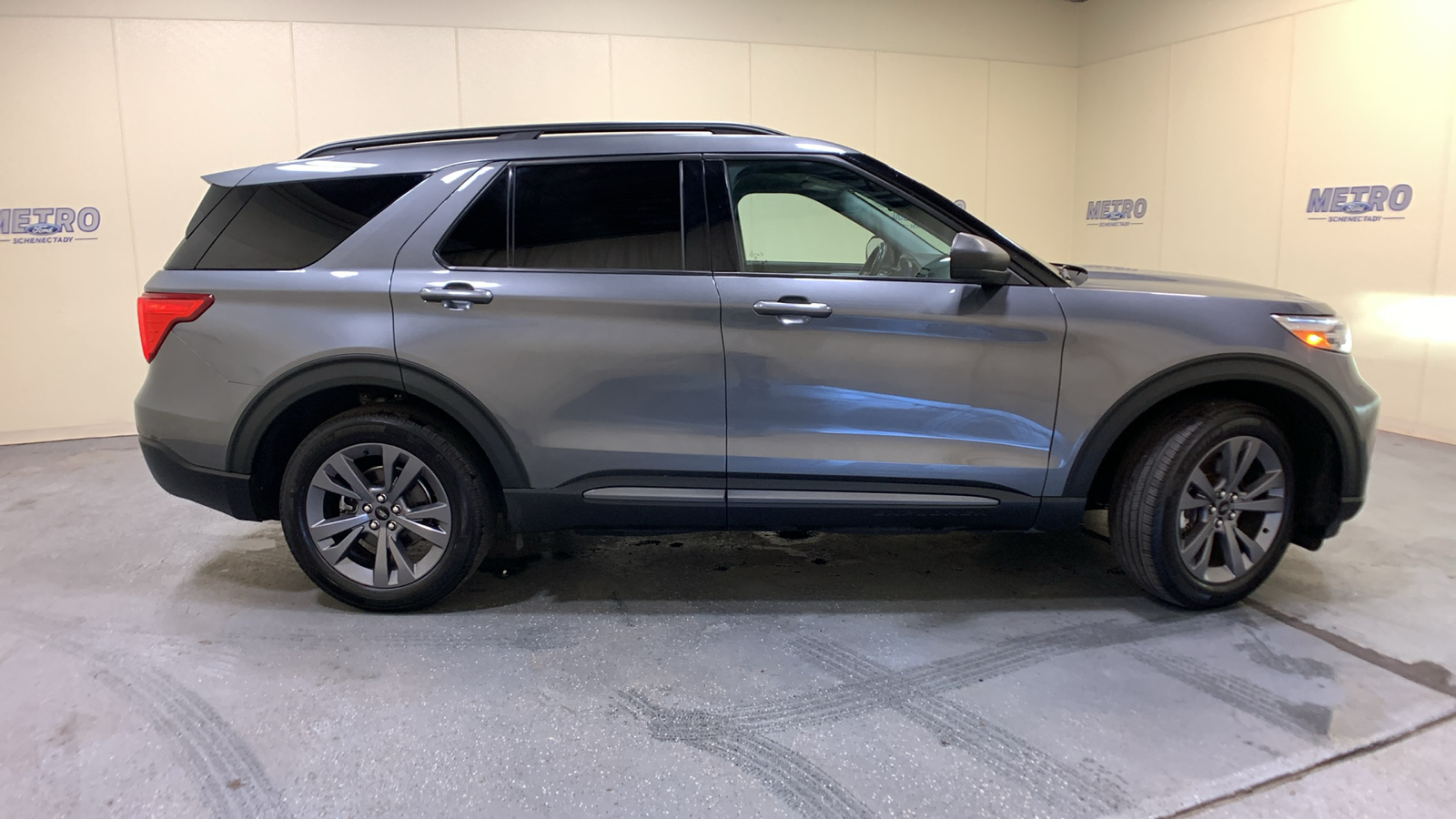 2021 Ford Explorer XLT 2