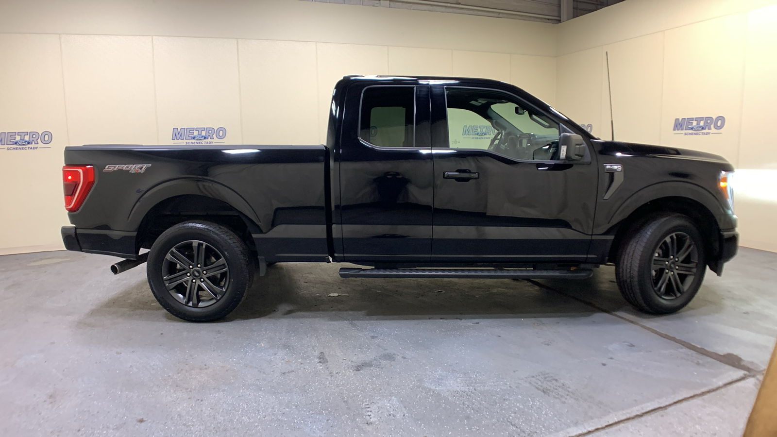 2022 Ford F-150 XLT 2