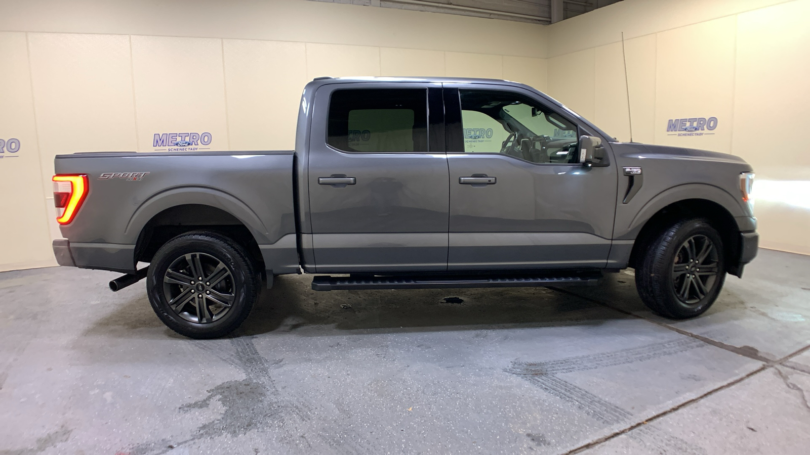 2021 Ford F-150 Lariat 2