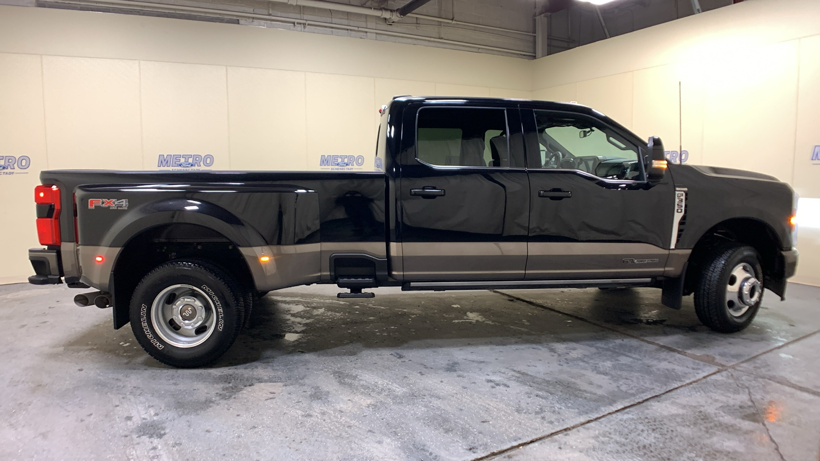 2023 Ford F-350SD King Ranch 2