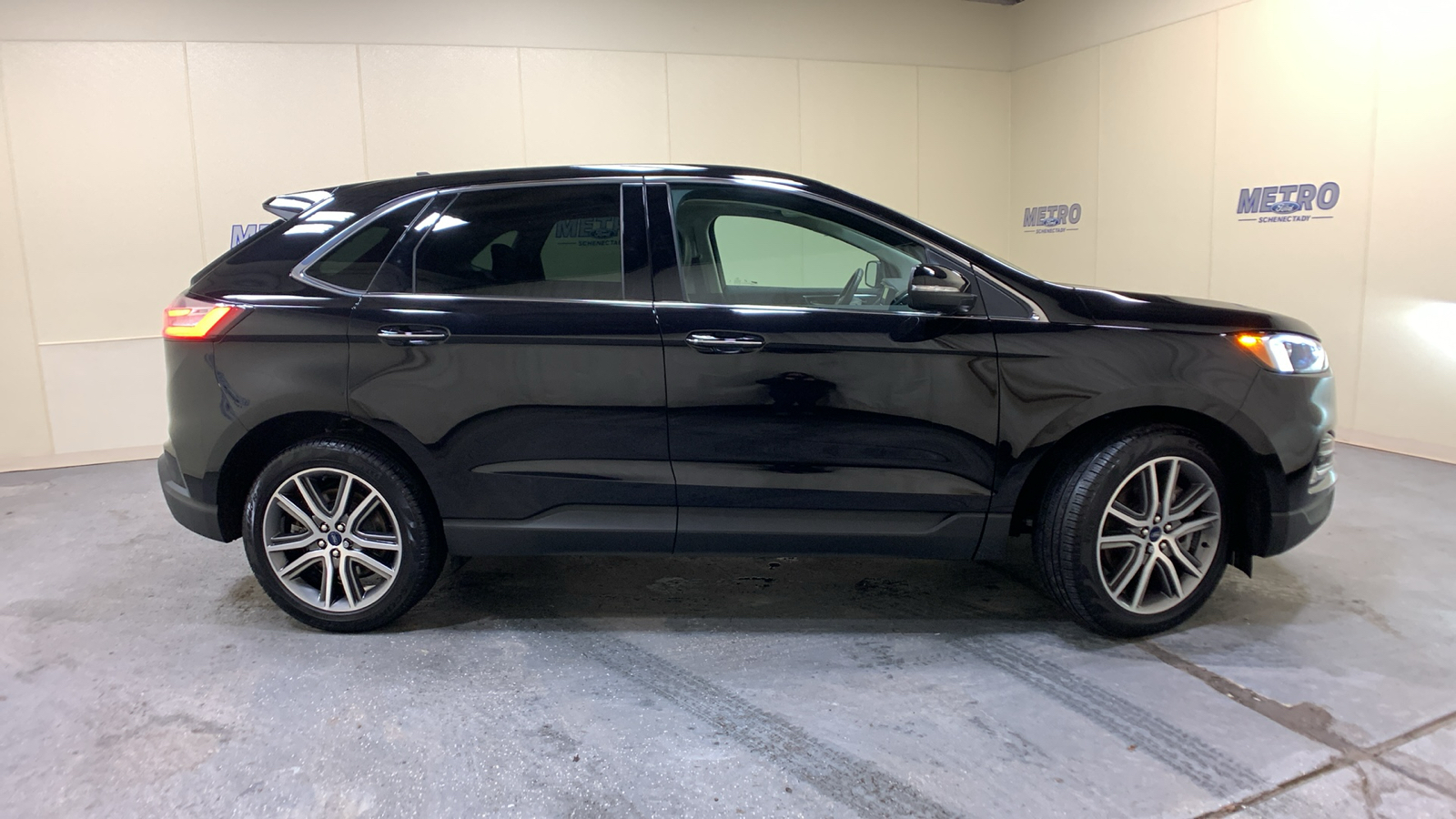 2022 Ford Edge Titanium 2