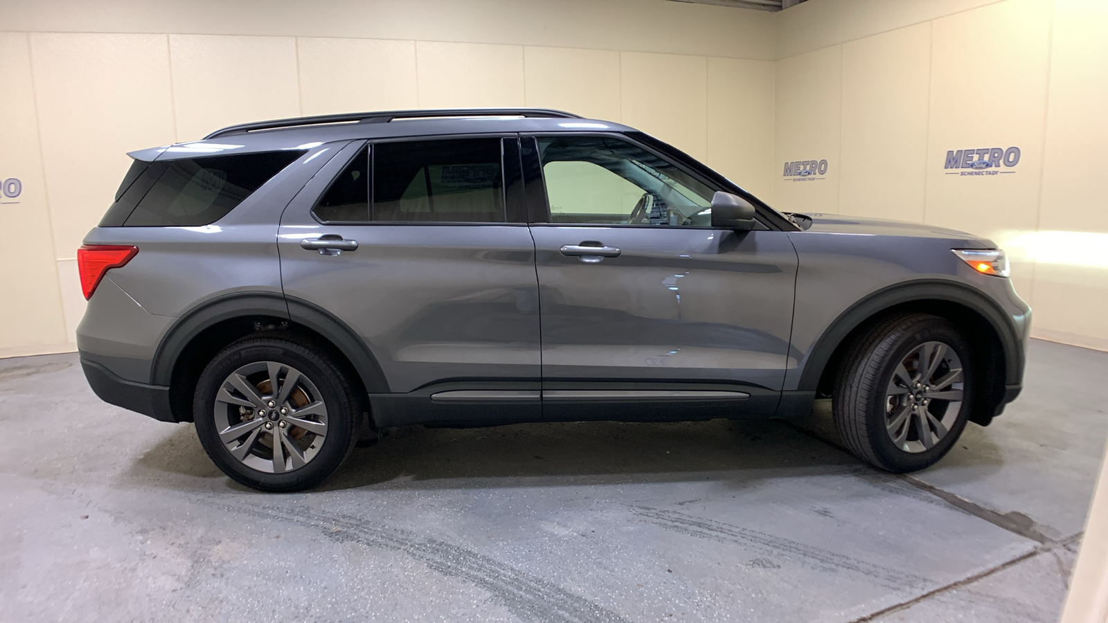 2021 Ford Explorer XLT 2