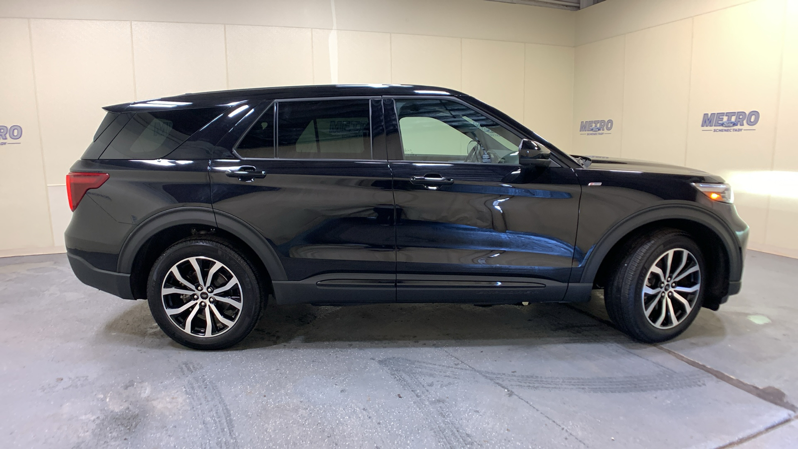 2022 Ford Explorer ST-Line 2