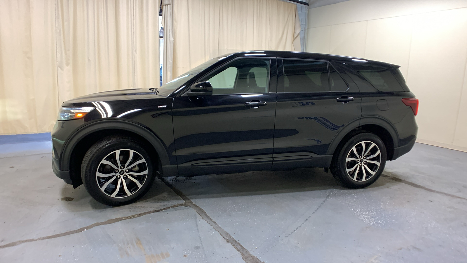 2022 Ford Explorer ST-Line 6