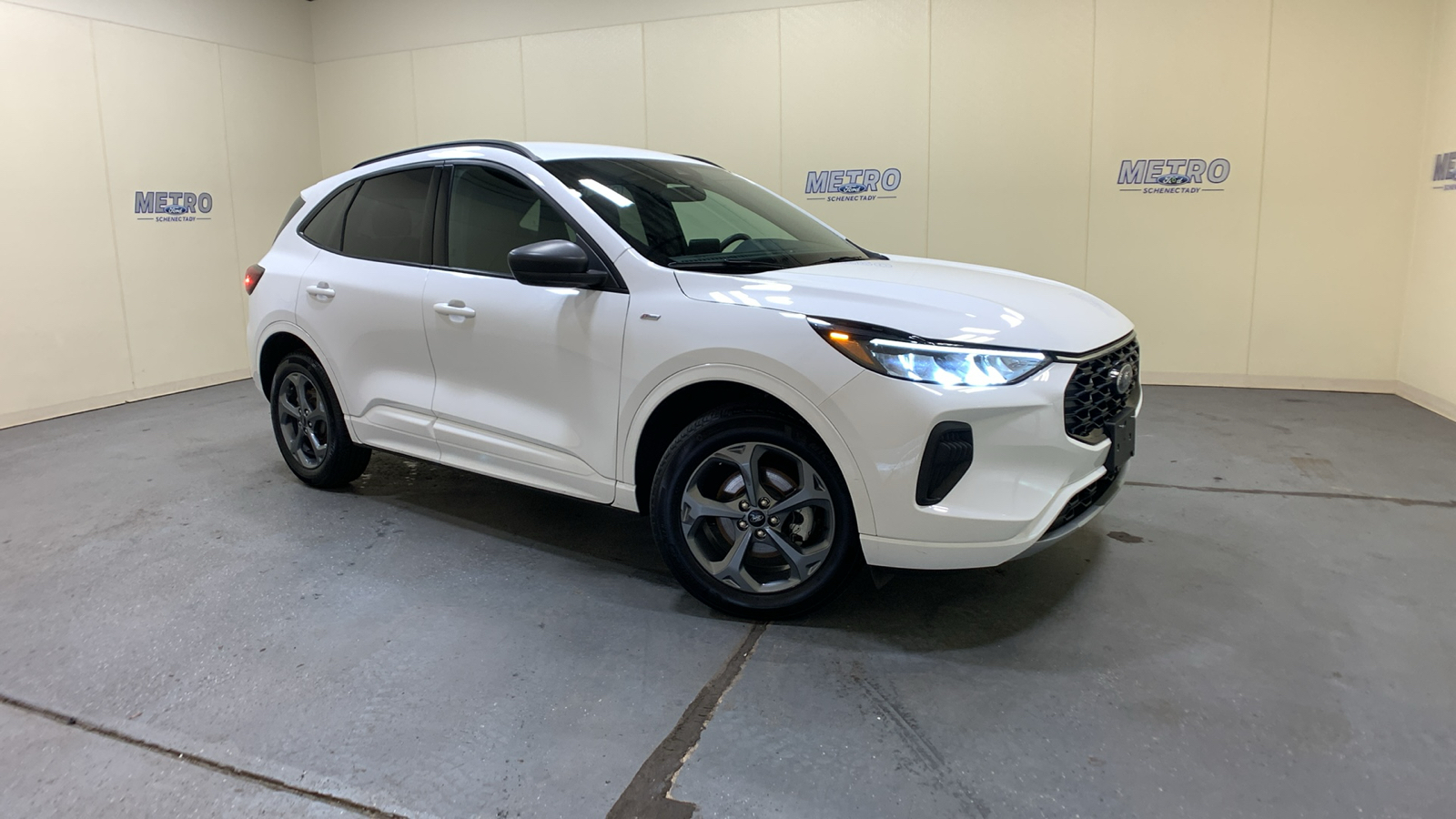 2023 Ford Escape ST-Line 1