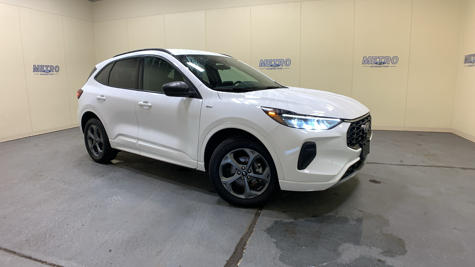 2023 Ford Escape ST-Line 1