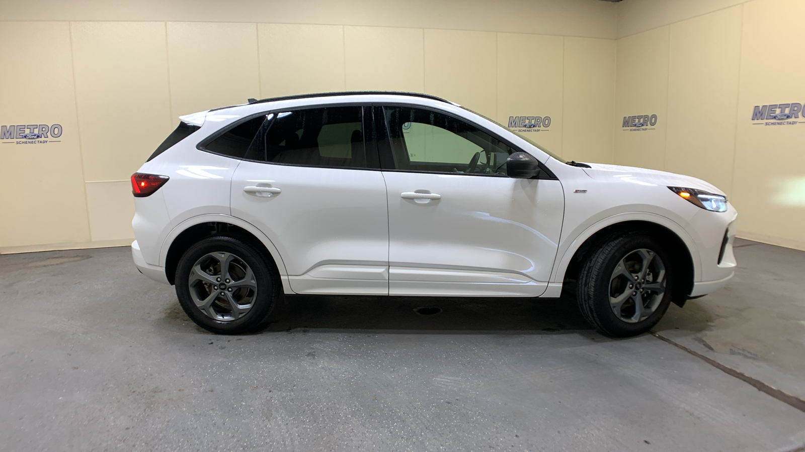 2023 Ford Escape ST-Line 2