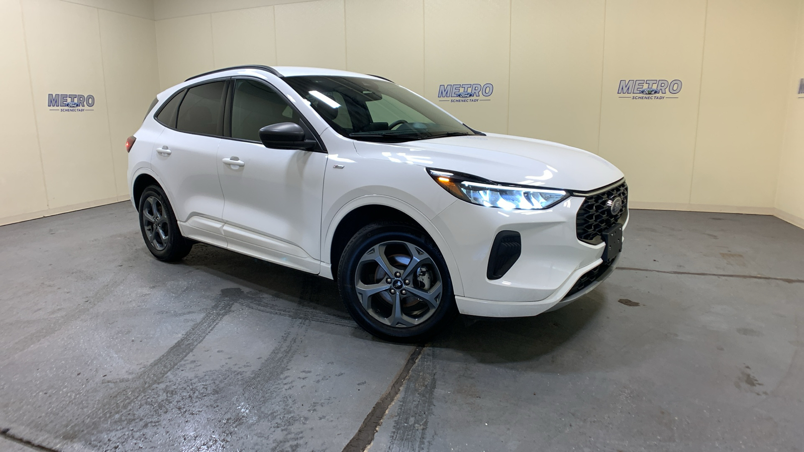 2023 Ford Escape ST-Line 1