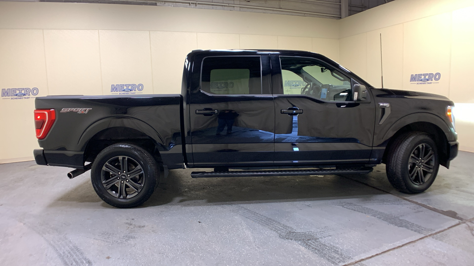 2022 Ford F-150 XLT 2