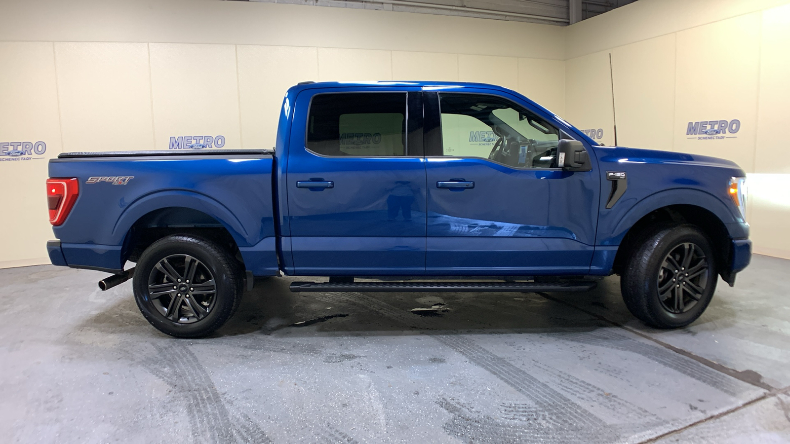 2022 Ford F-150 XLT 2