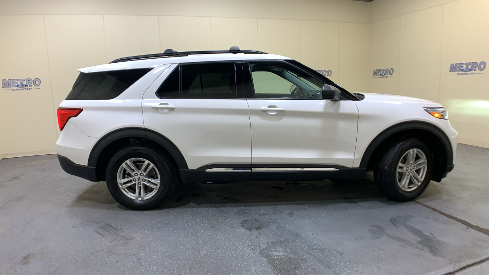 2021 Ford Explorer XLT 2