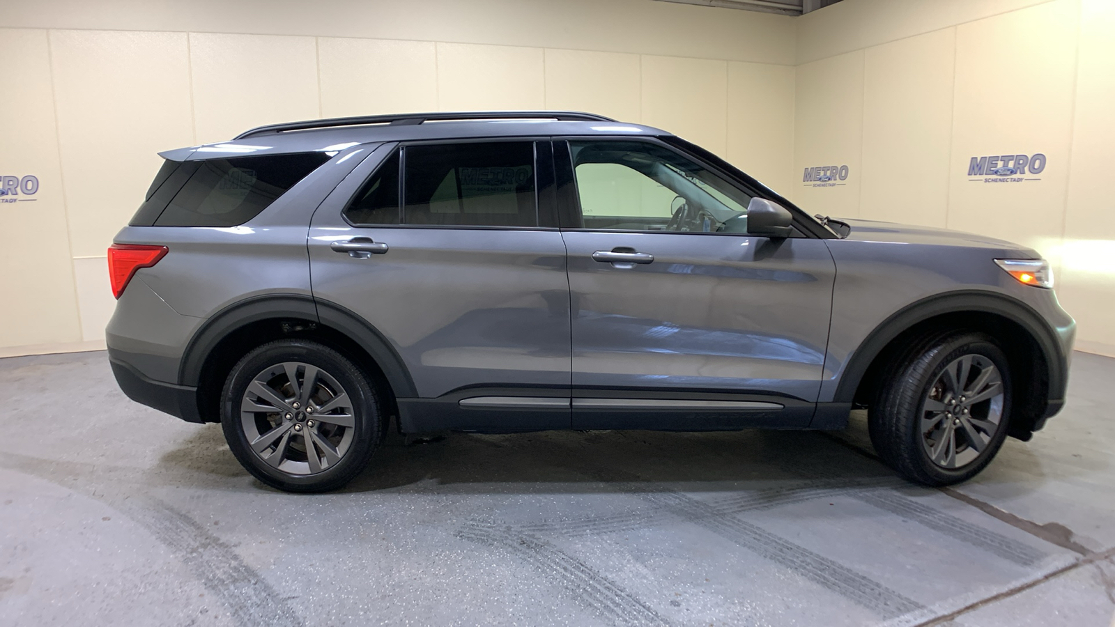 2021 Ford Explorer XLT 2