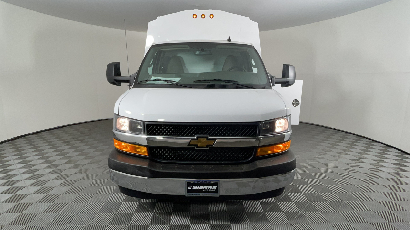 2024 Chevrolet Express Commercial Cutaway  9