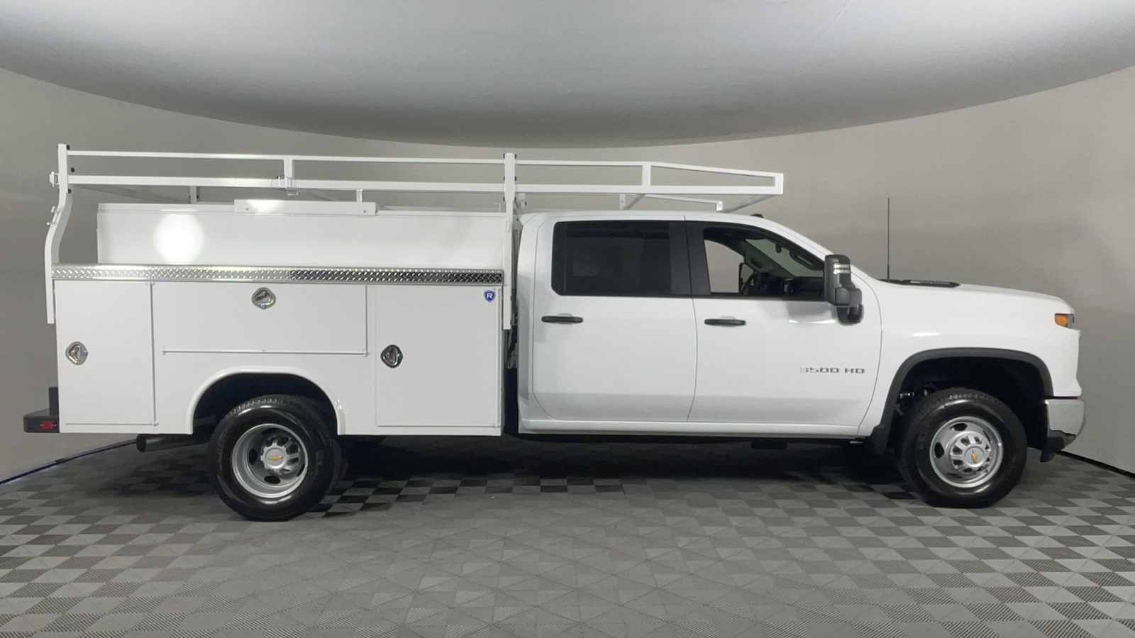 2024 Chevrolet Silverado 3500HD CC Work Truck 2