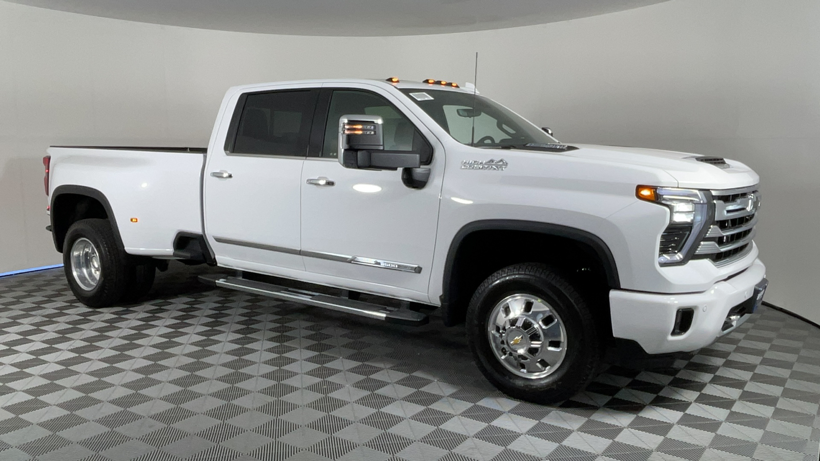 2024 Chevrolet Silverado 3500HD High Country 2