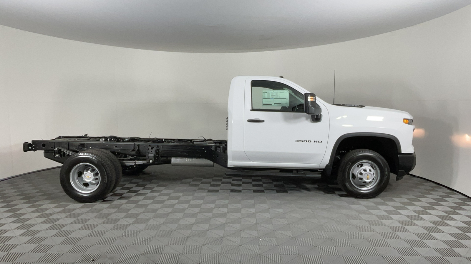 2025 Chevrolet Silverado 3500HD CC Work Truck 2