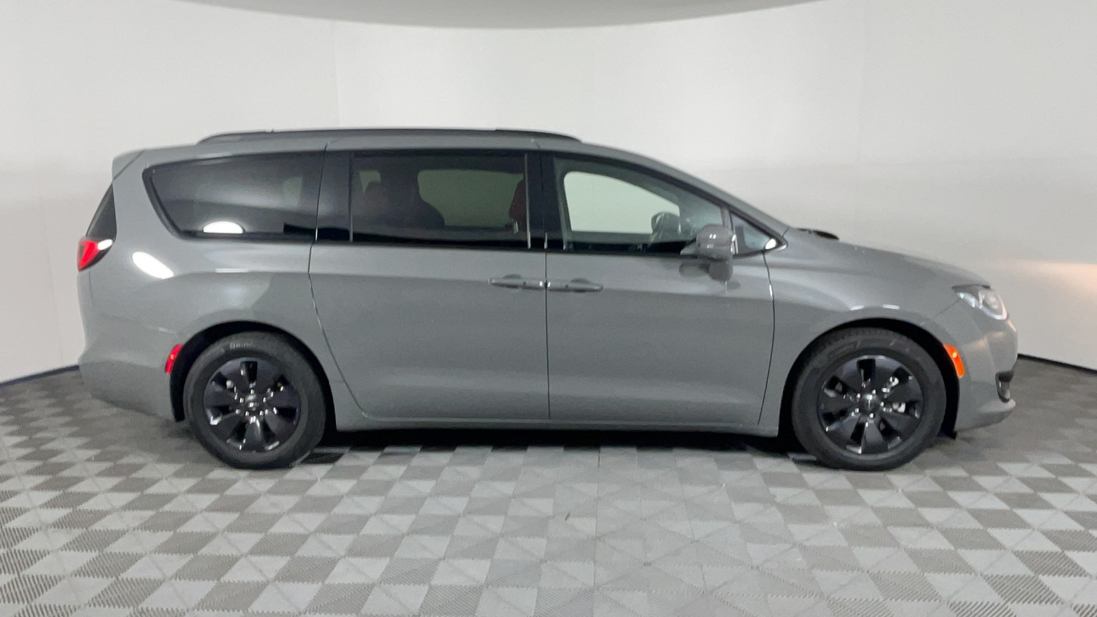 2020 Chrysler Pacifica Hybrid Red S 3