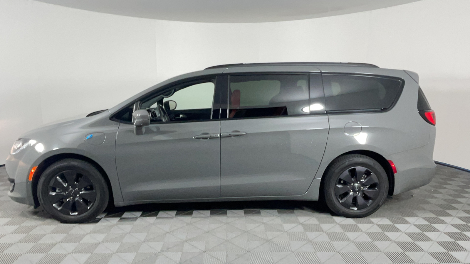 2020 Chrysler Pacifica Hybrid Red S 7