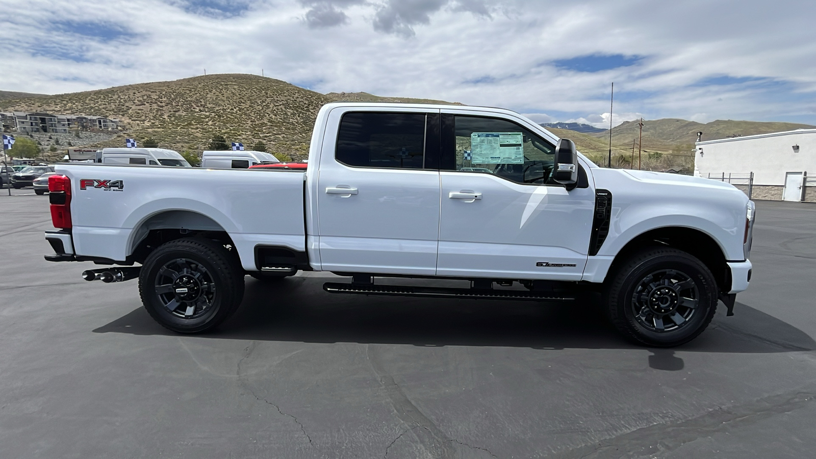 2024 Ford S-DTY F-250 Lariat 2