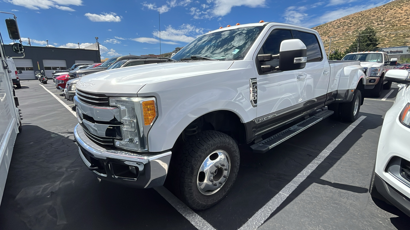 2017 Ford Super Duty F-350 DRW Lariat 2