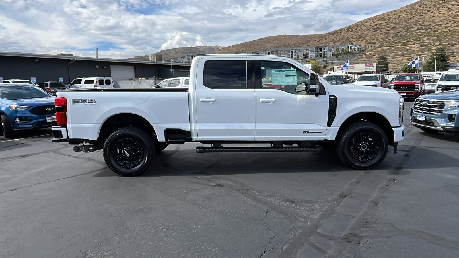 2024 Ford S-DTY F-350 SRW Lariat 2