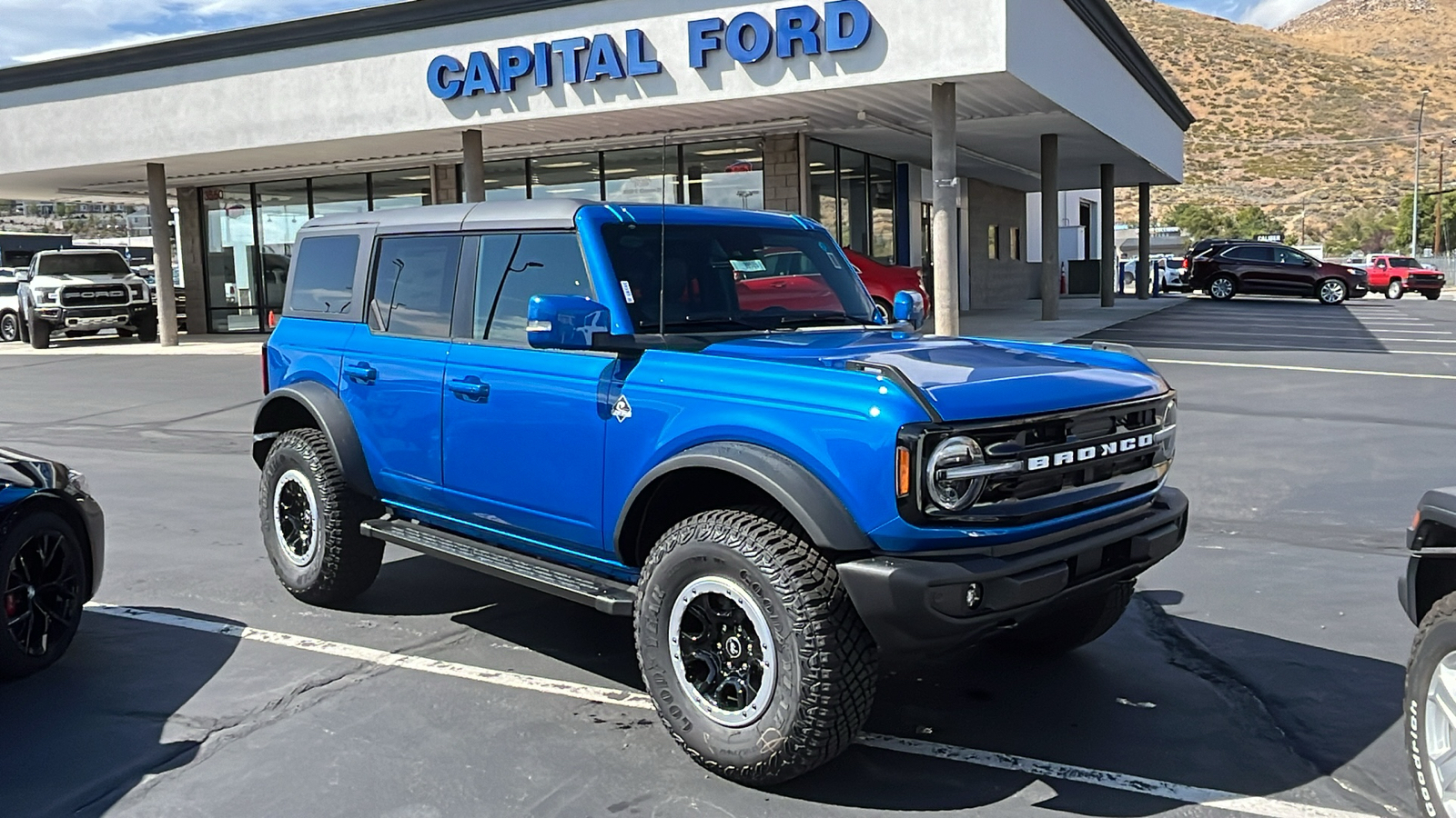 2024 Ford BRONCO Outer Banks 1