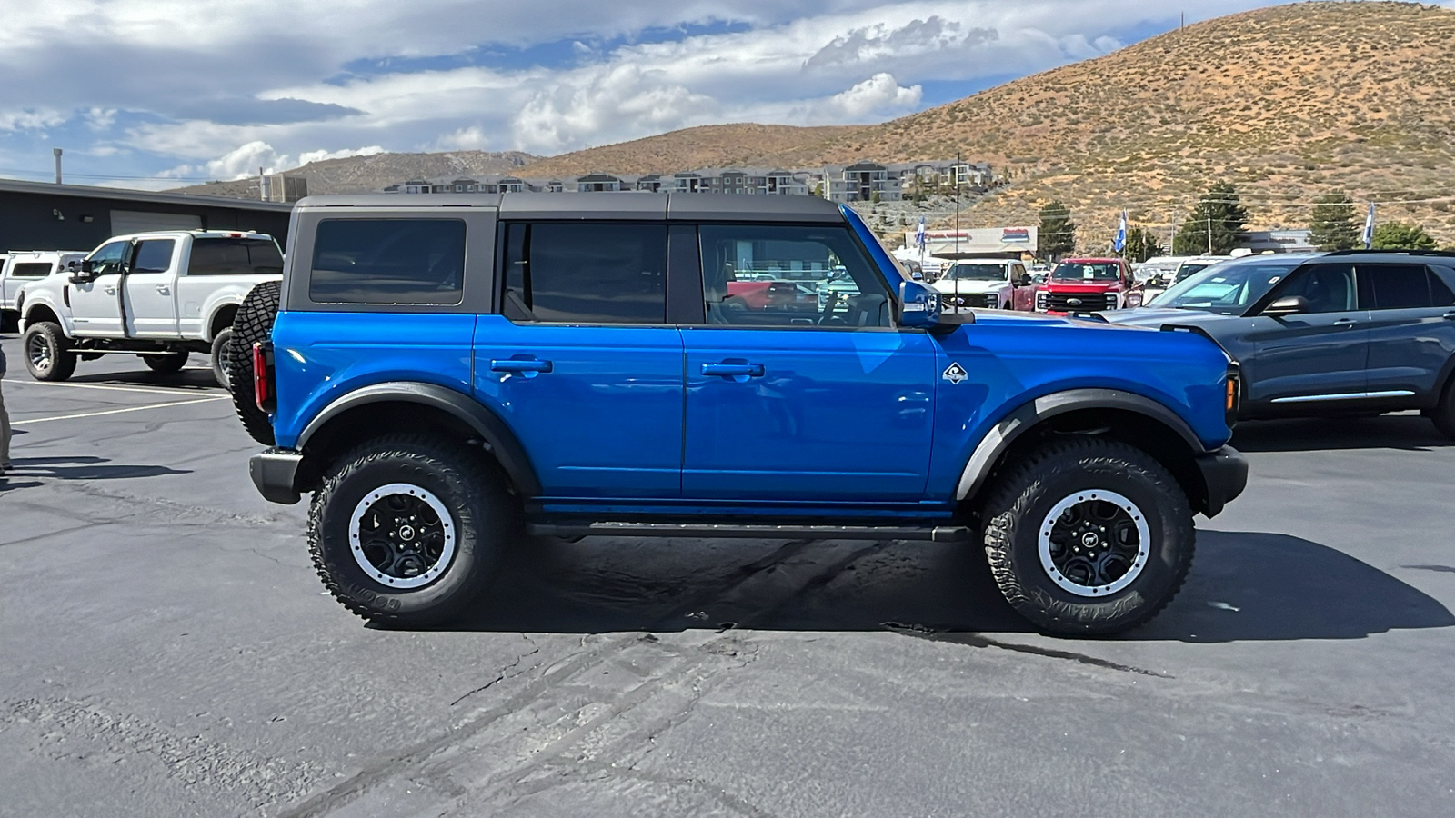 2024 Ford BRONCO Outer Banks 2