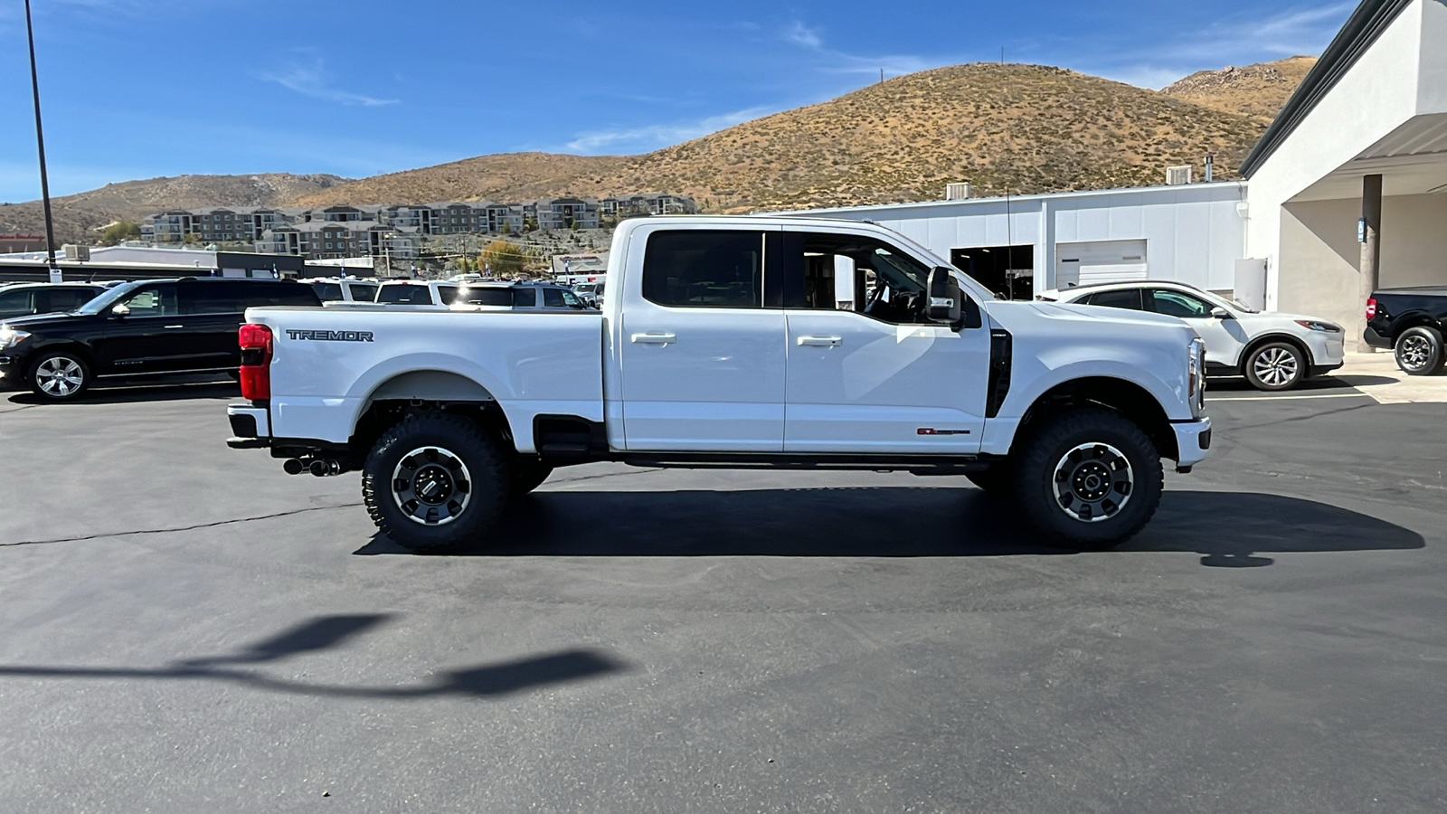 2024 Ford S-DTY F-350 SRW Lariat 2