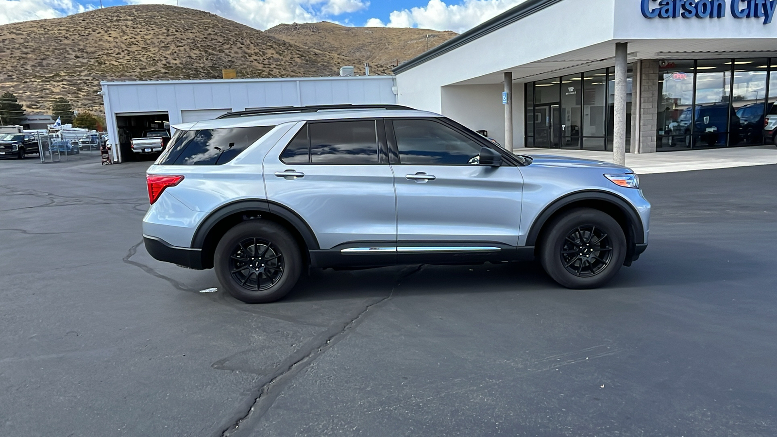 2024 Ford Explorer XLT 2