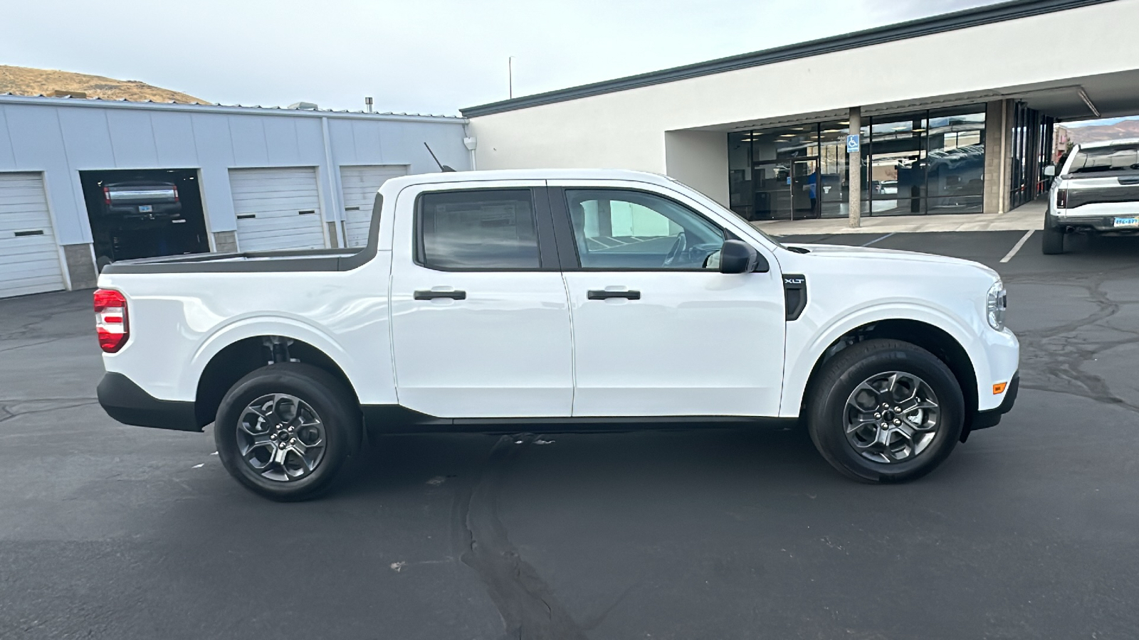 2024 Ford MAVERICK XLT 2