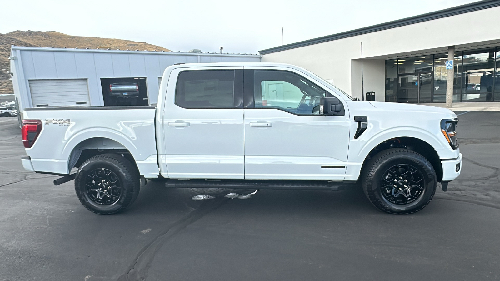 2024 Ford F-150 SERIES XLT 2