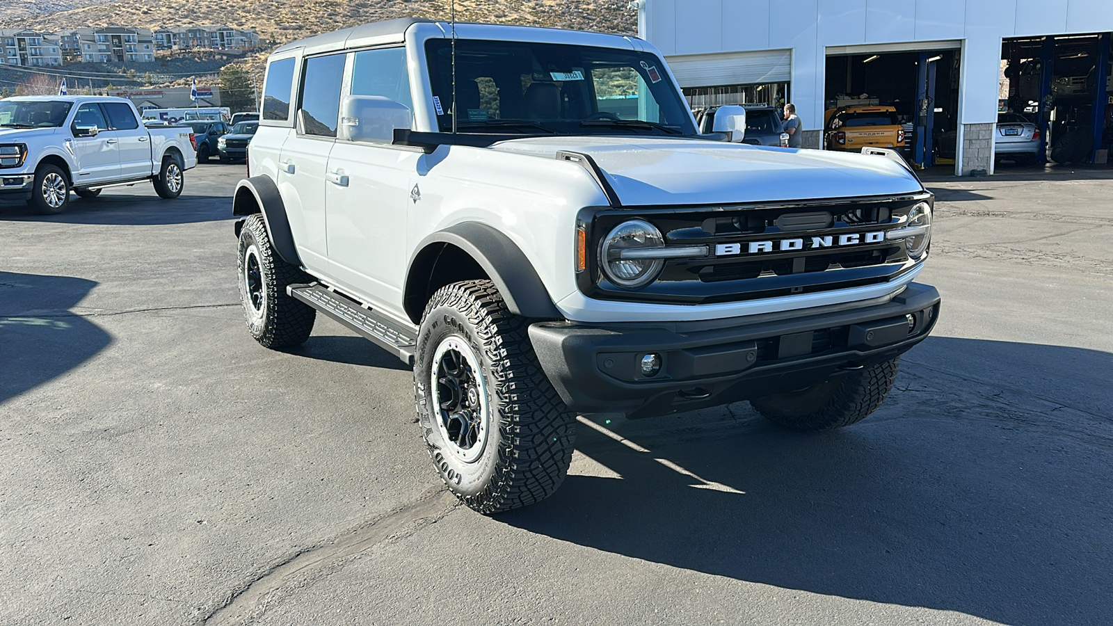 2024 Ford BRONCO Outer Banks 1