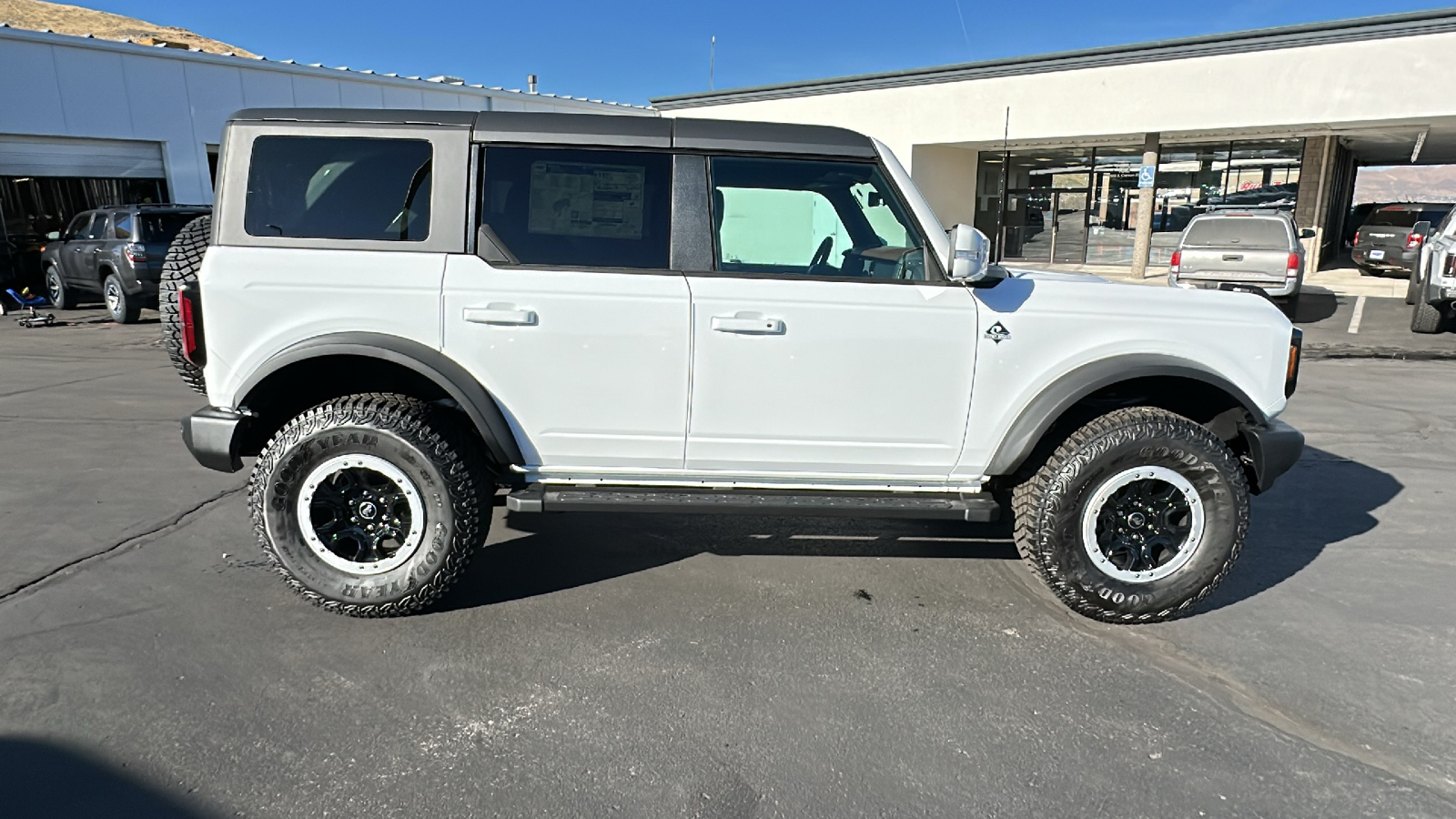 2024 Ford BRONCO Outer Banks 2