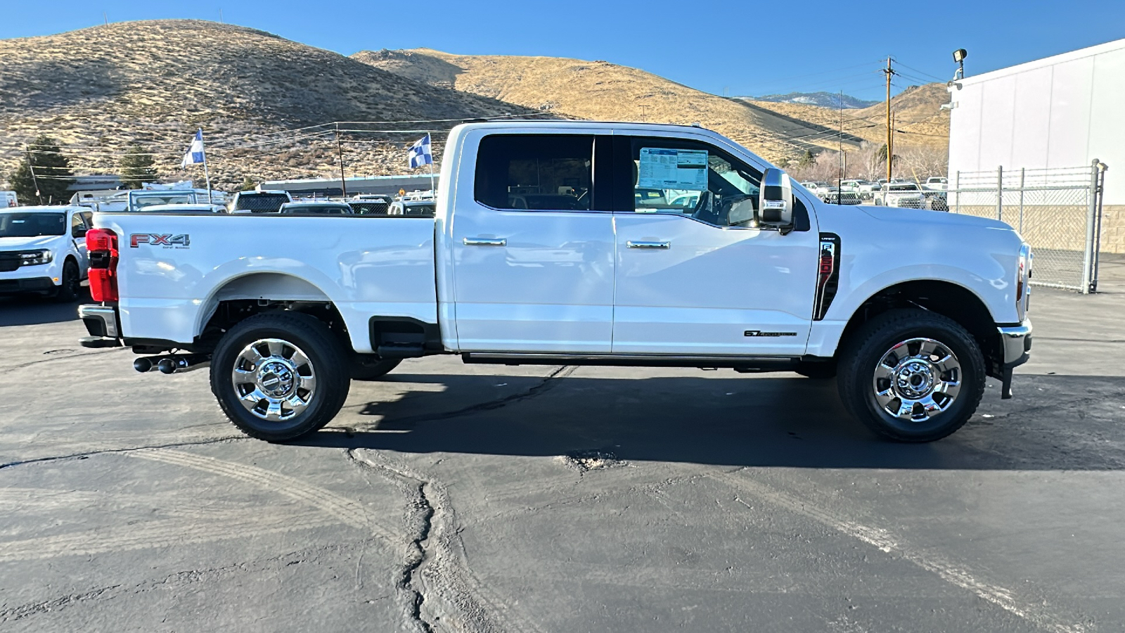 2024 Ford S-DTY F-350 SRW Lariat 2