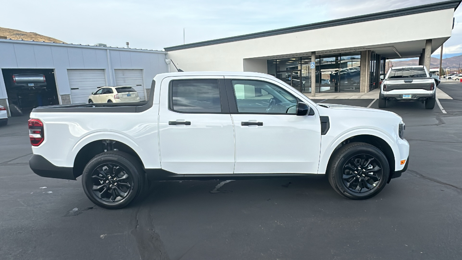 2024 Ford MAVERICK XLT 2