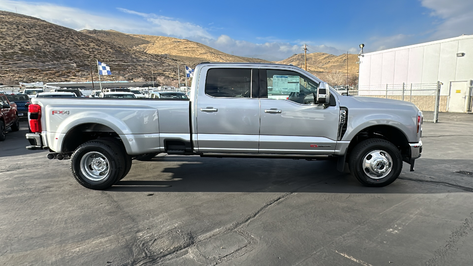 2024 Ford S-DTY F-350 DRW Lariat 2